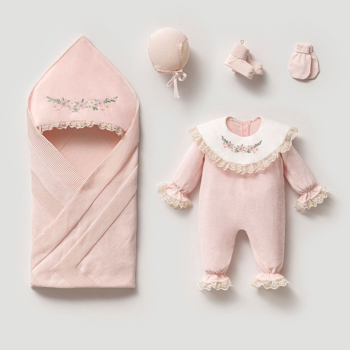 Baby Newborn Samt/Spitzendetail 5 Teilig mit Stickerei - Creme
Neugeborenen Set 