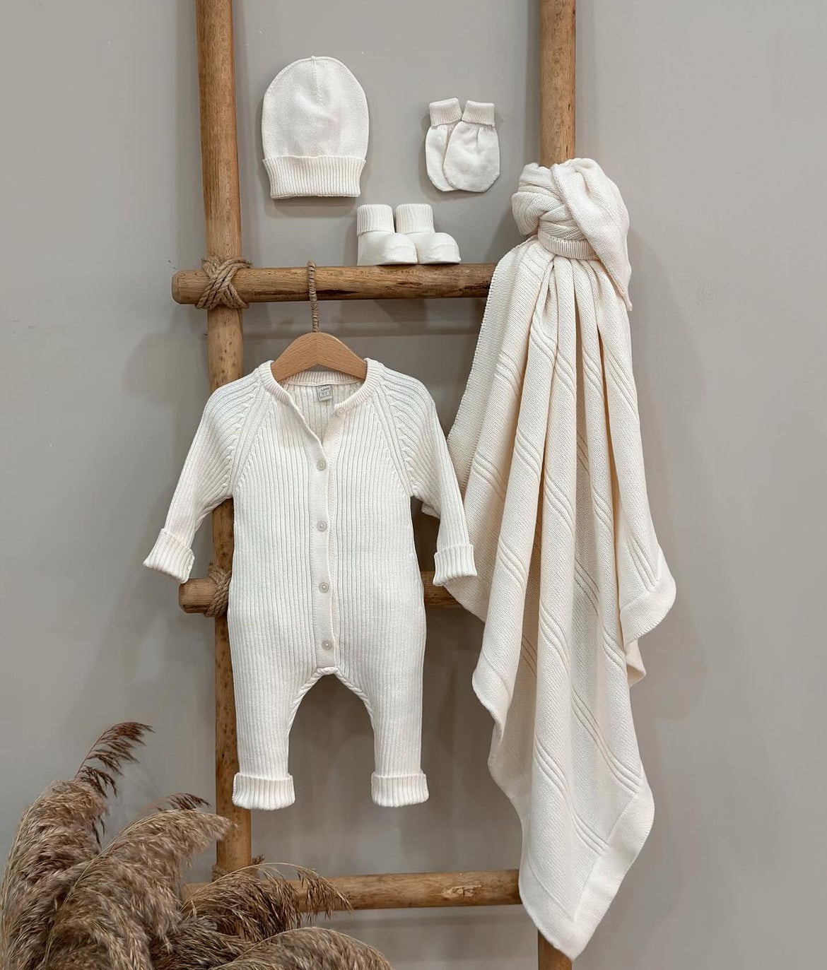 Baby Newborn 5 Teilig Strickset -  Rippenmuster - Creme
Erstausstattung 