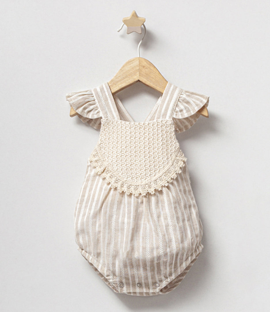 Babyromper Mädchen
Babystrampler mit Rüschen