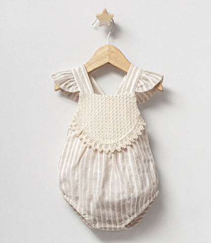 Babyromper Mädchen
Babystrampler mit Rüschen