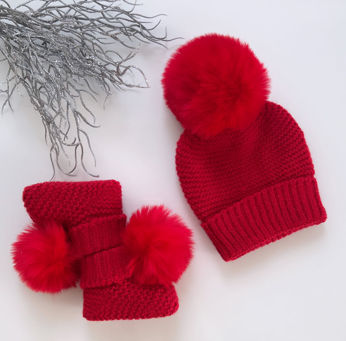 Mütze Schühchen Set mit Soft Bommel für dein Baby 
Rot Elegance Wolle 