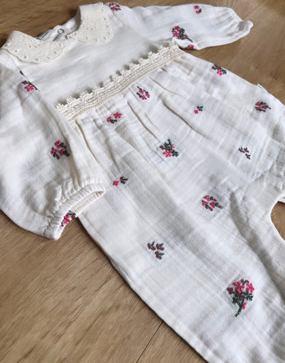 Baby Musselin Overall bestickte Blumen - Creme (fällt größer aus)