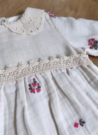 Baby Musselin Overall bestickte Blumen - Creme (fällt größer aus)