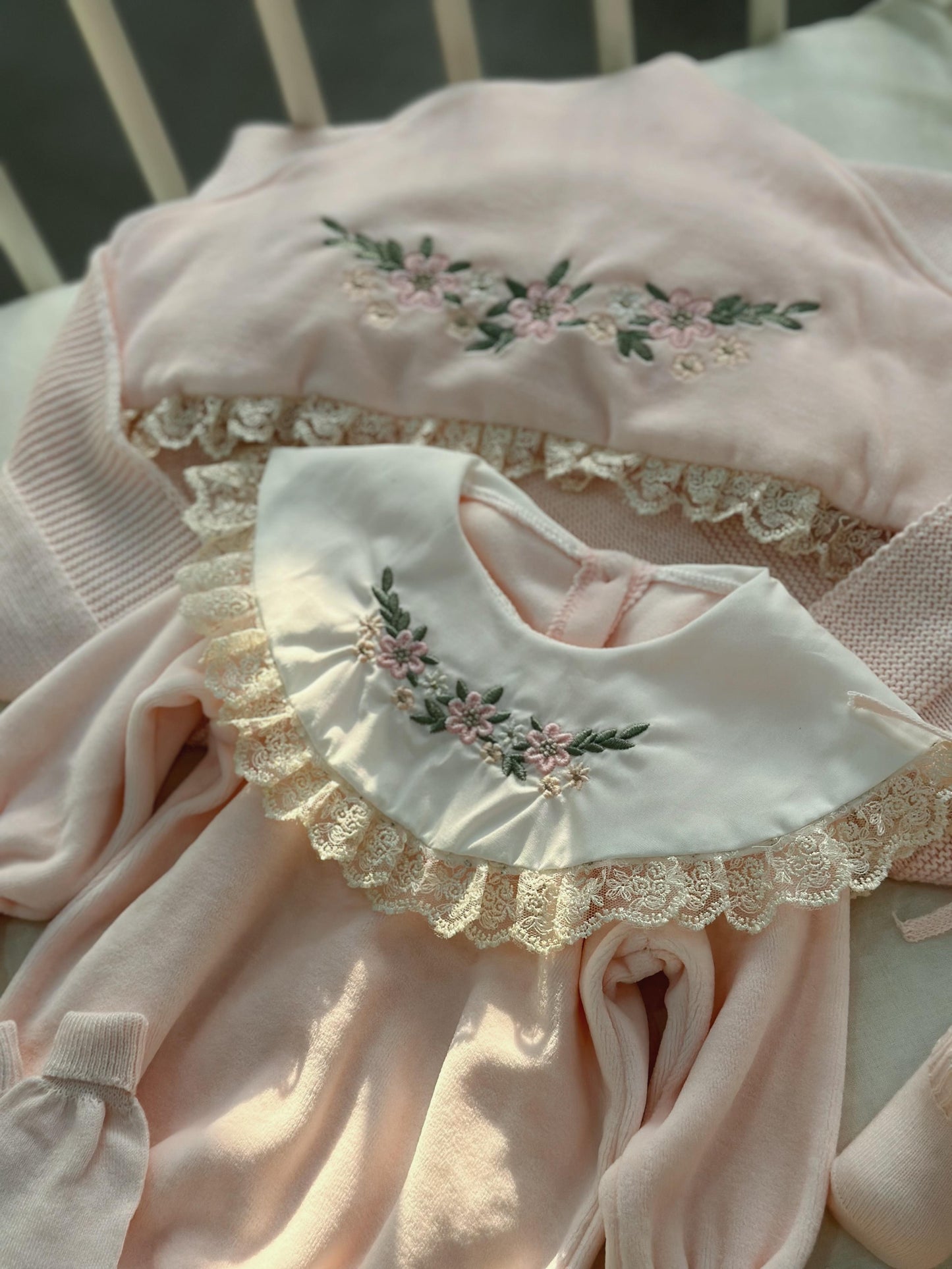 Baby Newborn Samt/Spitzendetail 5 Teilig mit Stickerei - Rosa