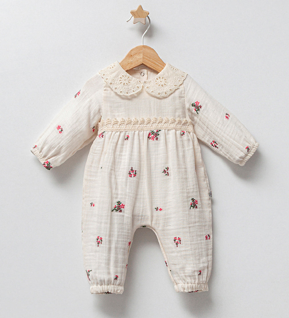 Baby Musselin Overall 
Overall mit bestickte Blumen